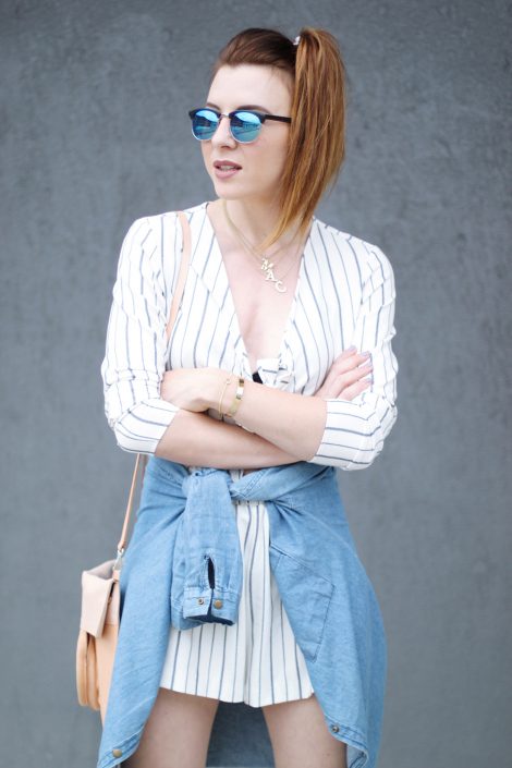 Jumpsuit mit Streifen von H&M, beige Flap Bag von COS und High Heels mit Riemchen von Asos Jumpsuit mit Streifen von H&M, beige Flap Bag von COS und High Heels mit Riemchen von Asos