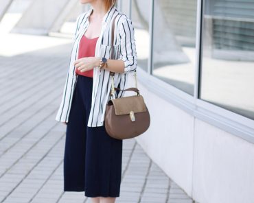 Dunkelblaue Culotte, Leo Schlappen, Marsala Top und Ray-Ban Dunkelblaue Culotte, Leo Schlappen, Marsala Top und Ray-Ban