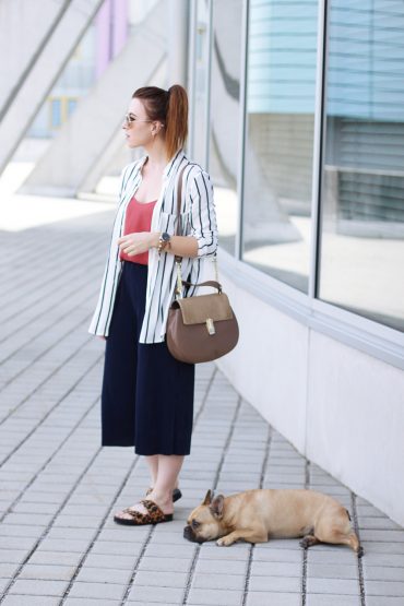 Dunkelblaue Culotte, Leo Schlappen, Marsala Top und Ray-Ban Dunkelblaue Culotte, Leo Schlappen, Marsala Top und Ray-Ban