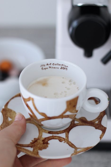 Kapselmaschine Lattissima Touch von De’Longhi und illy sustainArt 2 Collection Kapselmaschine Lattissima Touch von De’Longhi und illy sustainArt 2 Collection