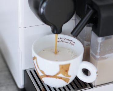 Kapselmaschine Lattissima Touch von De’Longhi und illy sustainArt 2 Collection Kapselmaschine Lattissima Touch von De’Longhi und illy sustainArt 2 Collection