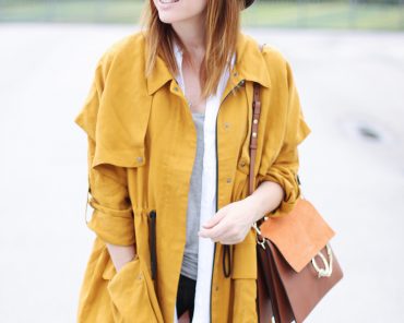 Boho Outfit mit High-Waist Jeans, senfgelber Trenchcoat und Boots von Kiboots Boho Outfit mit High-Waist Jeans, senfgelber Trenchcoat und Boots von Kiboots