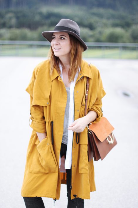 Boho Outfit mit High-Waist Jeans, senfgelber Trenchcoat und Boots von Kiboots Boho Outfit mit High-Waist Jeans, senfgelber Trenchcoat und Boots von Kiboots