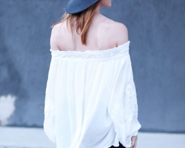 Denim mit Denim kombinieren: Tapered Jeans und Jeansmantel mit Off-Shoulder Bluse Denim mit Denim kombinieren: Tapered Jeans und Jeansmantel mit Off-Shoulder Bluse