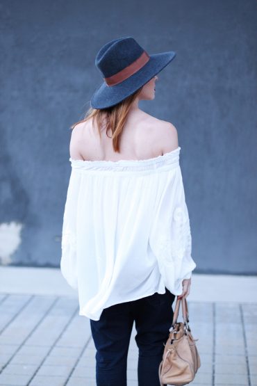 Denim mit Denim kombinieren: Tapered Jeans und Jeansmantel mit Off-Shoulder Bluse Denim mit Denim kombinieren: Tapered Jeans und Jeansmantel mit Off-Shoulder Bluse