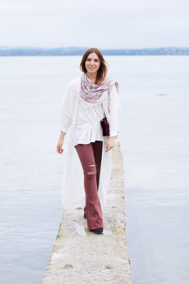 Folklore Outfit mit flared Jeans, Spitzen Kimono und Samttasche Folklore Outfit mit flared Jeans, Spitzen Kimono und Samttasche