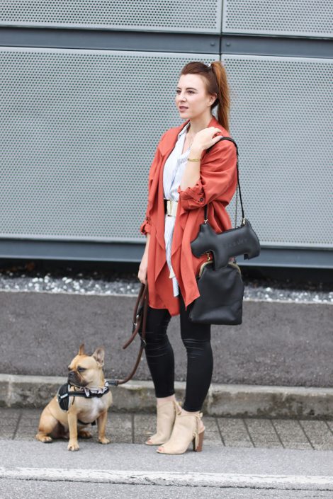 Streetstyle mit Fransenboots, Marsala Trenchcoat und Radley London Tasche Streetstyle mit Fransenboots, Marsala Trenchcoat und Radley London Tasche