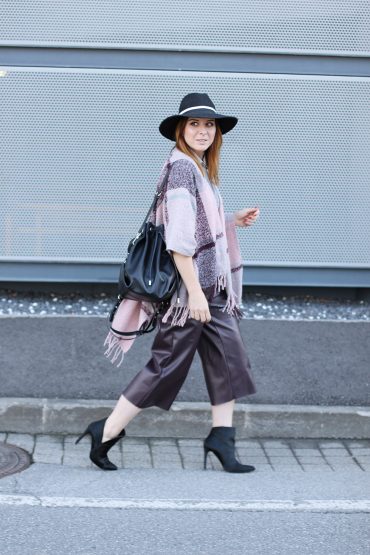 Streetstyle mit einer Leder Culotte, Cape und Ankle Boots Streetstyle mit einer Leder Culotte, Cape und Ankle Boots