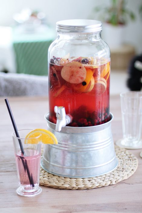 Erfrischendes Infused Water aus dem Getränkespender Erfrischendes Infused Water aus dem Getränkespender