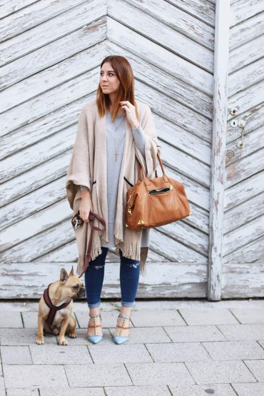Oversize Outfit mit Cape in Beige und Valentino Rockstud Pumps Oversize Outfit mit Cape in Beige und Valentino Rockstud Pumps