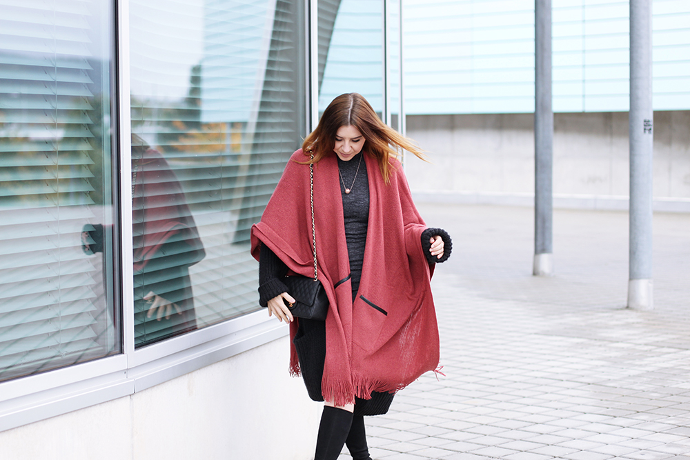 whoismocca-modeblog-fashionblog-cape-outfit-midikleid-kombinieren