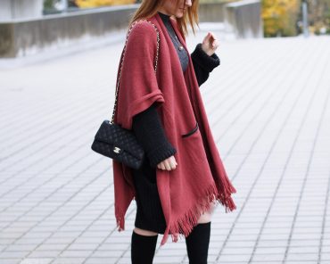 Cape Outfit mit Midikleid, Strickcardigan und Chanel 2.55 Cape Outfit mit Midikleid, Strickcardigan und Chanel 2.55