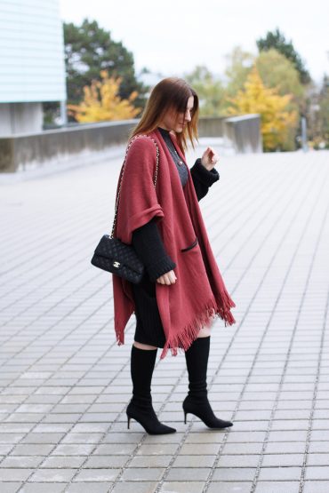 Cape Outfit mit Midikleid, Strickcardigan und Chanel 2.55 Cape Outfit mit Midikleid, Strickcardigan und Chanel 2.55