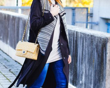 flared Jeans Outfit mit Trenchcoat, Weste und gelbe Chanel Classic Flap Bag flared Jeans Outfit mit Trenchcoat, Weste und gelbe Chanel Classic Flap Bag