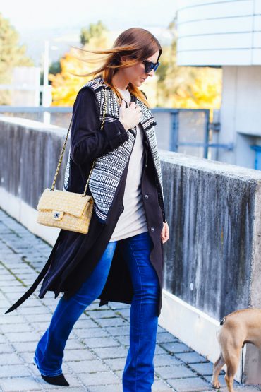 flared Jeans Outfit mit Trenchcoat, Weste und gelbe Chanel Classic Flap Bag flared Jeans Outfit mit Trenchcoat, Weste und gelbe Chanel Classic Flap Bag