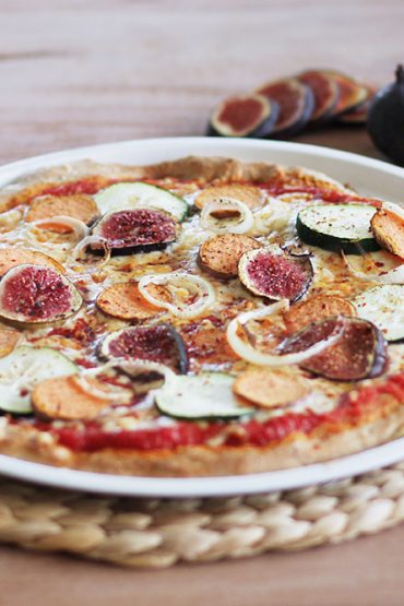 vegane Pizza mit Feigen, Süßkartoffel und Zucchini vegane Pizza mit Feigen, Süßkartoffel und Zucchini
