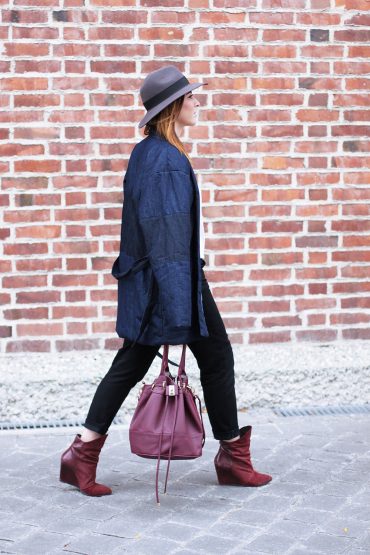 Mom Jeans von Topshop, Keilstiefeletten von Supertrash und gesteppte Jeansjacke Mom Jeans von Topshop, Keilstiefeletten von Supertrash und gesteppte Jeansjacke