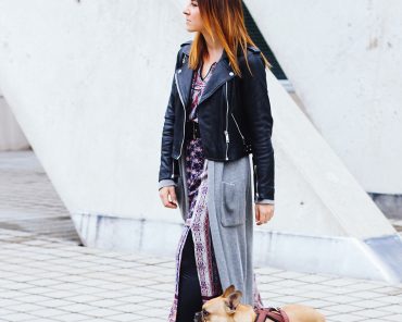 Herbstoutfit: Maxikleid mit Lederjacke, langer Cardigan und Stiefeletten Herbstoutfit: Maxikleid mit Lederjacke, langer Cardigan und Stiefeletten