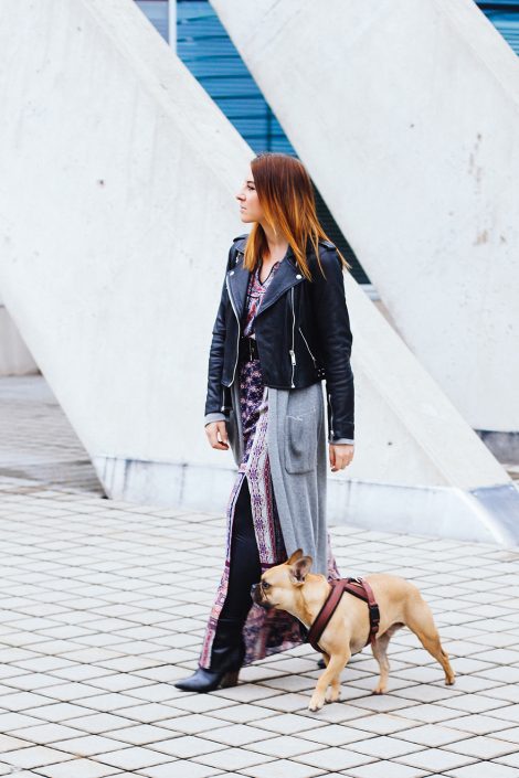 Herbstoutfit: Maxikleid mit Lederjacke, langer Cardigan und Stiefeletten Herbstoutfit: Maxikleid mit Lederjacke, langer Cardigan und Stiefeletten