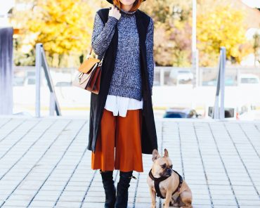 Midi Boots Outfit mit Culotte, Rollkragen Pullover und ärmelloser Trenchcoat Midi Boots Outfit mit Culotte, Rollkragen Pullover und ärmelloser Trenchcoat