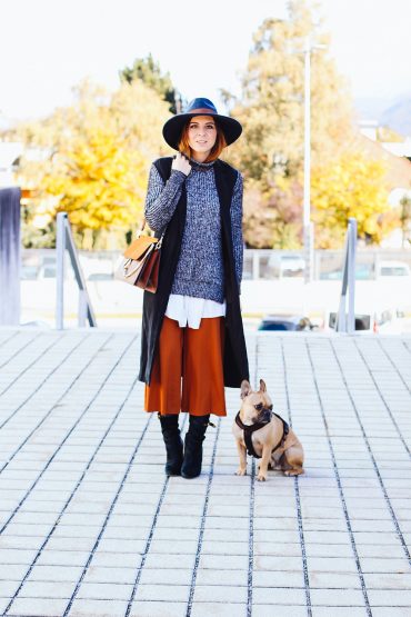 Midi Boots Outfit mit Culotte, Rollkragen Pullover und ärmelloser Trenchcoat Midi Boots Outfit mit Culotte, Rollkragen Pullover und ärmelloser Trenchcoat