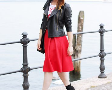 Roter Midirock, schwarze Lederjacke und made in the 80s Shirt Roter Midirock, schwarze Lederjacke und made in the 80s Shirt