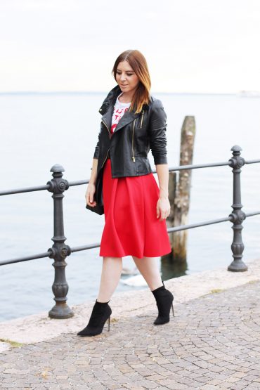 Roter Midirock, schwarze Lederjacke und made in the 80s Shirt Roter Midirock, schwarze Lederjacke und made in the 80s Shirt