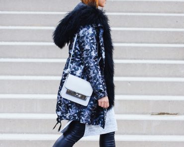 Camouflage Parka Outfit mit Lederhose und Midi Strickkleid Camouflage Parka Outfit mit Lederhose und Midi Strickkleid