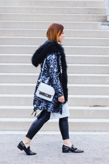 Camouflage Parka Outfit mit Lederhose und Midi Strickkleid Camouflage Parka Outfit mit Lederhose und Midi Strickkleid