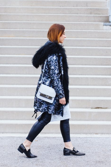 Camouflage Parka Outfit mit Lederhose und Midi Strickkleid Camouflage Parka Outfit mit Lederhose und Midi Strickkleid