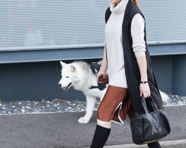 Rollkragen Pullover und Stretchstiefel mit kurzer Hose und Rocco Bag Rollkragen Pullover und Stretchstiefel mit kurzer Hose und Rocco Bag