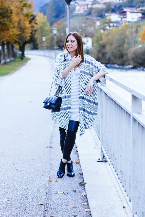 Muster kombinieren: Outfit mit Lederhose, Streifen Shirt und Partisan Print Cardigan Muster kombinieren: Outfit mit Lederhose, Streifen Shirt und Partisan Print Cardigan