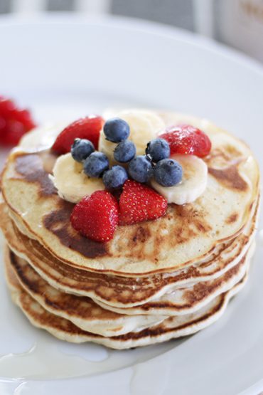 vegane Pancakes mit Bananen, Früchten und Agavendicksaft vegane Pancakes mit Bananen, Früchten und Agavendicksaft
