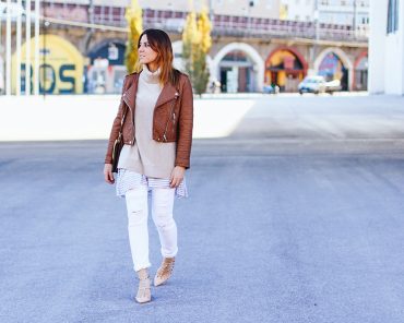 Weiße Boyfriend Jeans, Rollkragen Pullover und Rockstuds von Valentino Weiße Boyfriend Jeans, Rollkragen Pullover und Rockstuds von Valentino