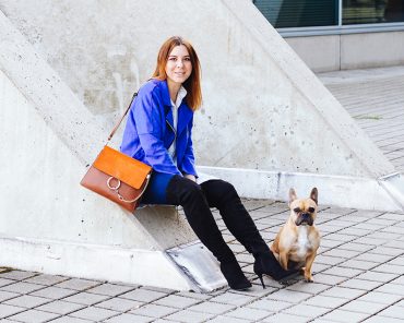 Blaue Bikerjacke mit Streifenbluse und Overknee Stiefel kombinieren Blaue Bikerjacke mit Streifenbluse und Overknee Stiefel kombinieren