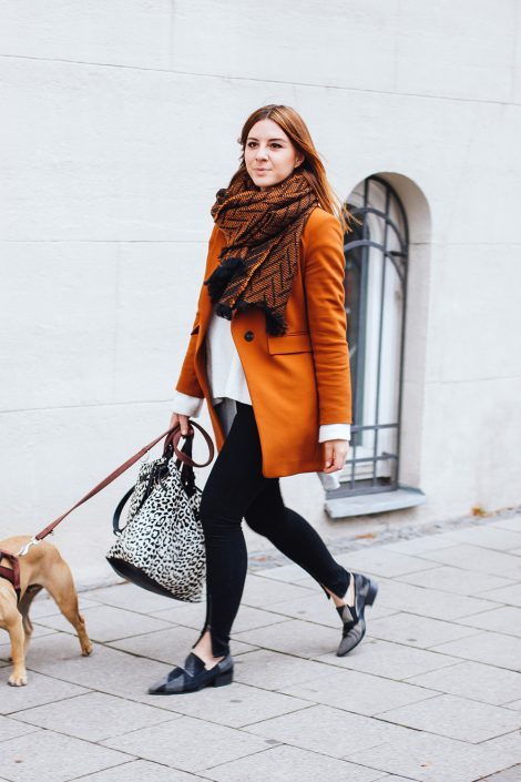 Outfit mit Cognac Blazer, Cheap Monday Jeans und Vic Matié Slipper Outfit mit Cognac Blazer, Cheap Monday Jeans und Vic Matié Slipper