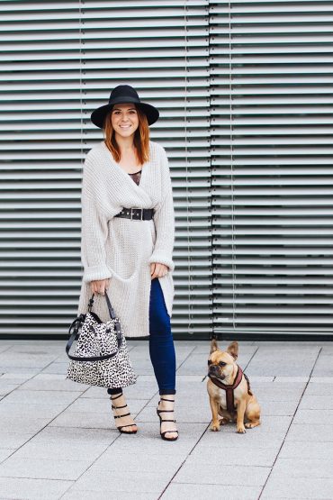 Outfit mit Oversize Cardigan, Skinny Jeans und Taillengürtel Outfit mit Oversize Cardigan, Skinny Jeans und Taillengürtel