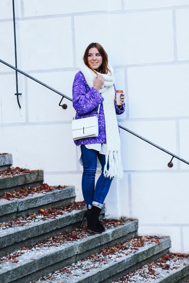 Second Skin Jeans, Fransenschal und Schwerstrick Pullover Second Skin Jeans, Fransenschal und Schwerstrick Pullover