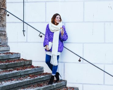 Second Skin Jeans, Fransenschal und Schwerstrick Pullover Second Skin Jeans, Fransenschal und Schwerstrick Pullover