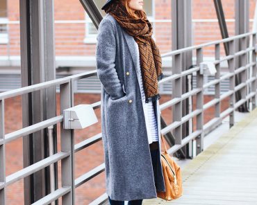 Langer grauer Mantel von Zara, Slipper von 87 Vic Matié und Tasche von Kimder Langer grauer Mantel von Zara, Slipper von 87 Vic Matié und Tasche von Kimder