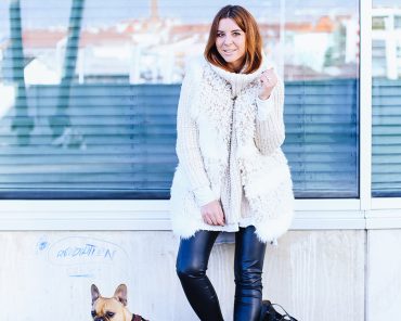 Outfit mit Fake Fur Weste, Lederhose und Sneaker Wedges Outfit mit Fake Fur Weste, Lederhose und Sneaker Wedges