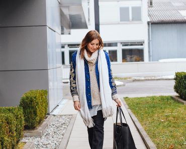 Herbst Outfit mit Jeansjacke, flared Jeans und Rollkragen Pullover Herbst Outfit mit Jeansjacke, flared Jeans und Rollkragen Pullover