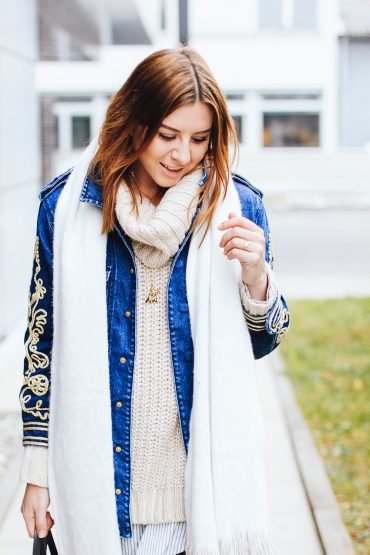 Herbst Outfit mit Jeansjacke, flared Jeans und Rollkragen Pullover Herbst Outfit mit Jeansjacke, flared Jeans und Rollkragen Pullover