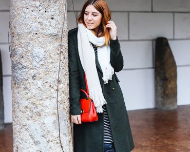 Khaki Mantel Outfit mit Lederhose und Streifenkleid Khaki Mantel Outfit mit Lederhose und Streifenkleid