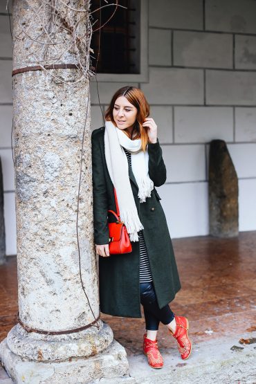 Khaki Mantel Outfit mit Lederhose und Streifenkleid Khaki Mantel Outfit mit Lederhose und Streifenkleid