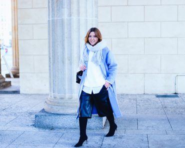 Fashion Week Outfit 2: hellblauer Mantel, schwarze Culotte und Oversize Pullover Fashion Week Outfit 2: hellblauer Mantel, schwarze Culotte und Oversize Pullover