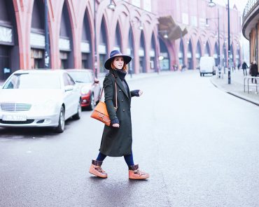 IKKII Boots Outfit mit Rollkragen Pullover und Mantel in Khaki IKKII Boots Outfit mit Rollkragen Pullover und Mantel in Khaki