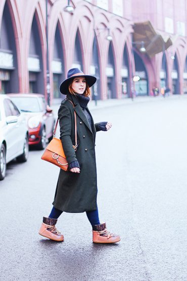 IKKII Boots Outfit mit Rollkragen Pullover und Mantel in Khaki IKKII Boots Outfit mit Rollkragen Pullover und Mantel in Khaki