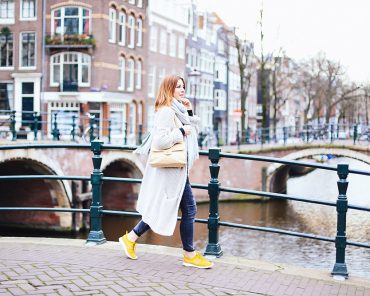 Nike Roshe Sneaker Outfit mit Bikerhose, Oversize Cardigan und Vintage Chanel Nike Roshe Sneaker Outfit mit Bikerhose, Oversize Cardigan und Vintage Chanel