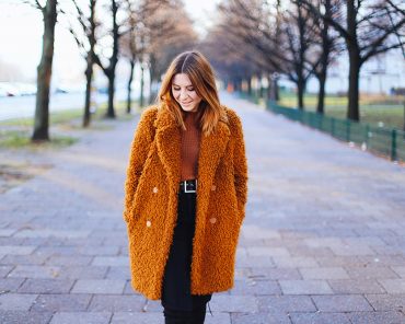 Overknee Stiefel Outfit mit Midirock und Teddystoff Mantel Overknee Stiefel Outfit mit Midirock und Teddystoff Mantel